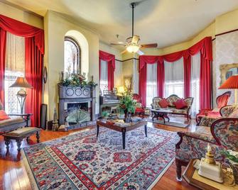 Grand Gables Home 1 Block to St Johns River! - Palatka - Sala de estar