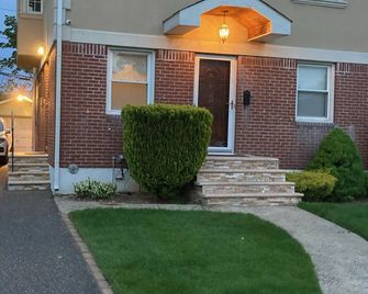 One bedroom walk down with private entrance ,ten minutes from JFK Airport. - Elmont