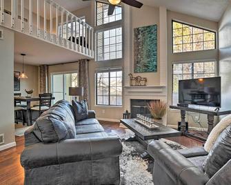 Sleek & Spacious Centennial Escape w/ Private Deck - Centennial - Living room