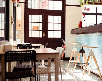 With Inn Hostel - קאושיונג - בר