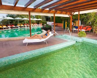 佩爾戈拉溫泉酒店 - 卡薩米喬拉特爾梅 - 卡薩米喬拉爾梅 - 游泳池