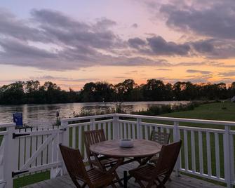Direct lake view 3 bedroom lodge with south facing decking to lake, modern lodge - Cirencester - Balcony