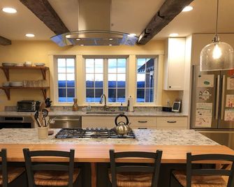 100 Acres of Privacy & 50-Mile Views - Enfield - Cocina