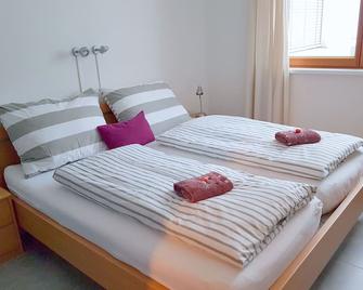 Apartment with garden - Bürserberg - Bedroom