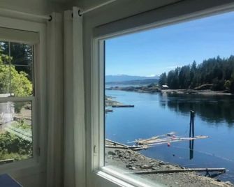 Unique and peaceful beach access getaway on Quadra Island. Outstanding view - Quathiaski Cove - Balkon