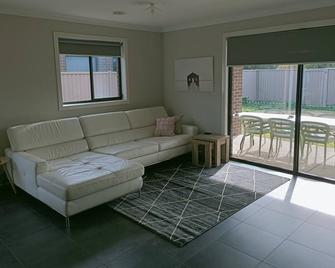 Perfect Family get-away! - Delacombe - Living room