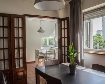 Bright Apartment In Campo Grande, Lisbon (Private Parking) - Lisbon - Dining room
