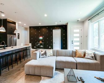 Close To The Gulch - Book Today - Nashville - Wohnzimmer