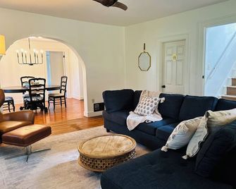 Welcome to the Mill! Charming Three Oaks Farmhouse-Dog friendly on 2 acres. - Three Oaks - Huiskamer
