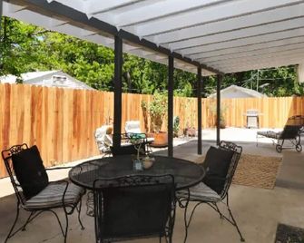 Charming 3-bedroom country farm house in lovely Kelseyville with Wifi - Kelseyville - Patio