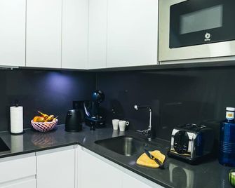The Oliver Apartamentos Aravaca - Madrid - Küche