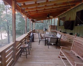 Cozy Cabin with a Massive Deck in Scenic Geneva, Alabama - Hartford - Balkon