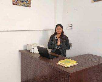 Anaya Guest House & Restaurant - Etah - Front desk