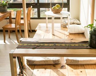 Tree House Café & Homestay - Tongluo Township - Restaurante