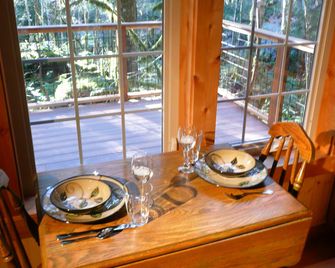 Copper Creek Inn, Cabins and Lodge - אשפורד - חדר אוכל