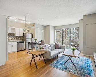 CozySuites Mill District with pool, gym #03 - Minneapolis - Living room