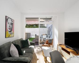 WHome Suburban Serenity Family Home with Pool - Algés - Balcony