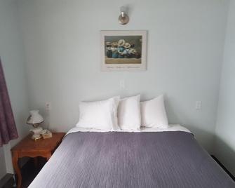 Anchor Riverfront Motel - Sicamous - Slaapkamer