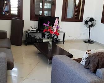 4 Bedroom, Private Pool, Villa with beautiful Sea View. - Lápithos - Вітальня