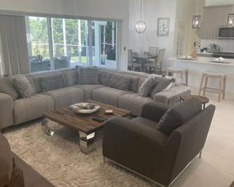 Aaa - Marco Island Luxury Home, Walk To The Beach. - Marco Island - Living room