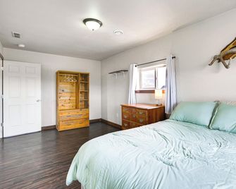 2 Mi to Dtwn Buffalo: Mtn-View Retreat w/ Patio! - Buffalo