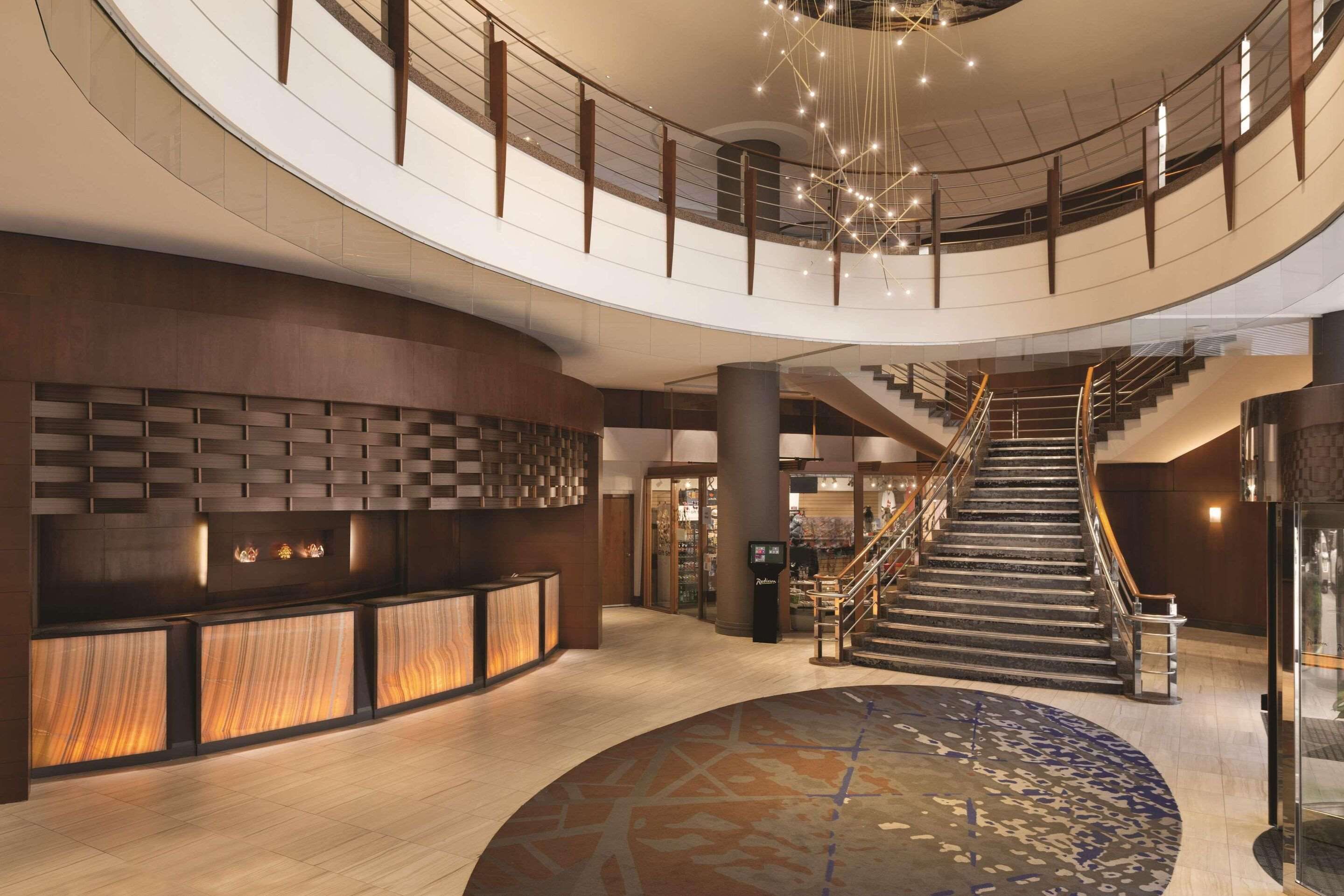 Radisson Hotel Vancouver Airport thumbnail 3