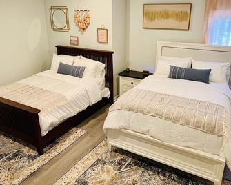 Old Oak Cottage Located In The Heart Of - Roswell - Bedroom