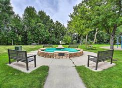 Central Creekfront Spearfish Apt by City Park - Spearfish - Pool