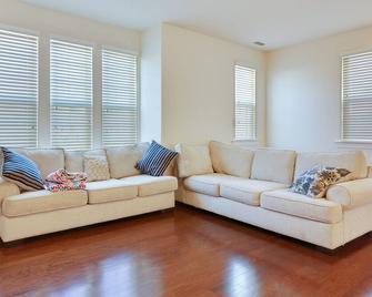 Delightful Pet Friendly Home In Great Location! townhouse - Holly Springs - Living room