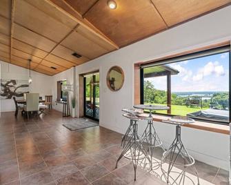 Twisted Tree with Arkansas River Views and Hot Tub - Muskogee - Dining room