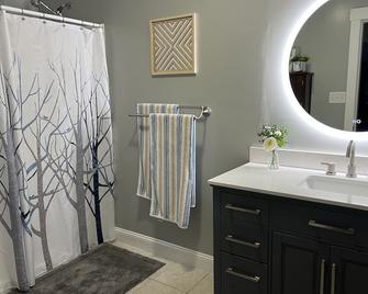 Great Spot Located In The Valley, Just 6 Miles South Of Sugarloaf! - Carrabassett Valley - Bathroom