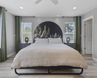 Stylish Home with Private Office in Lake Stevens! - Lake Stevens - Bedroom
