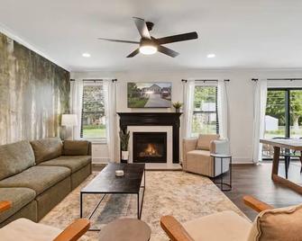 New 1mi Dt Hot Tub Firepit Game Room - Plymouth - Living room