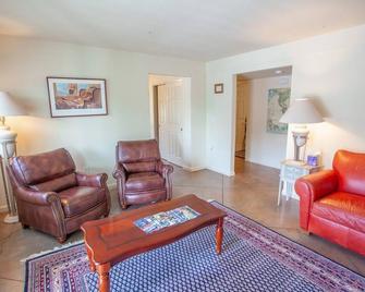 Charming Pet Friendly Downtown Sparks Apartment - Sparks - Living room