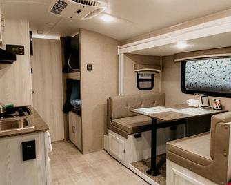 Temecula Cozy Camper - Temecula - Dining room