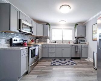 River District Retreat - Walk to downtown Belmont! - Belmont - Cocina
