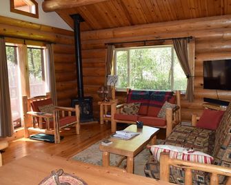 Happy Cabin: Two Bedroom - Winthrop - Living room