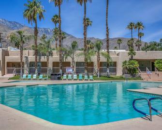 Days Inn by Wyndham Palm Springs - Palm Springs - Pool