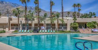Days Inn by Wyndham Palm Springs - פאלם ספירנגס - בריכה