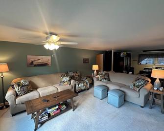 Tranquil waterfront retreat 3-bedroom house with WiFi in charming Bath NY - Bath - Huiskamer