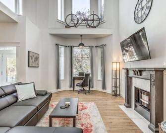Hidden Gem | Jz Vacation Rentals - St. Louis - Living room