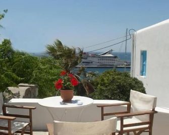 Megas Rooms - Tourlos - Balkon