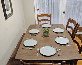 Glen Burnie Hideaway - Pet friendly with easy access to multiple attractions. - Glen Burnie - Dining room