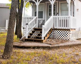 Lakefront Cabin! Ski, boat, fish, swim! 14+ acres! Perfect for a quick get-away! - Little Elm - Building