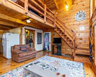 Hot Tub - Small Family Cabin - Hillside Loft - Red River Gorge, Kentucky! - Campton - Living room