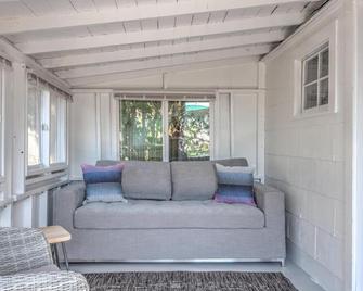 Bungalow 1 - 1br, Water View - Westhampton Beach - Living room