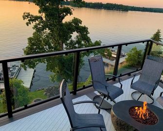 Modern Lakehome with Rooftop Deck and Fire Fixture on Lake Chetek - Chetek - Balcony
