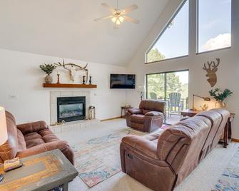 Murphy Cabin w/ Deck & Sweeping Mountain Views! - Murphy - Wohnzimmer