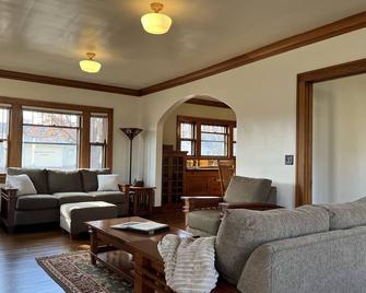 Downtown location. Sleeps up to 10 guests. 7 beds. Wedding prep area available! - Hutchinson - Living room