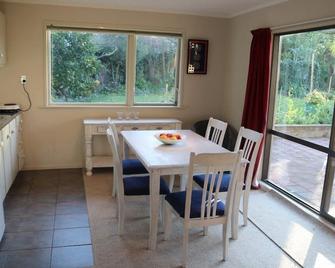 2 seperate sleeping areas, kitchenette & pool. Good for families and groups. - Tauranga - Essbereich